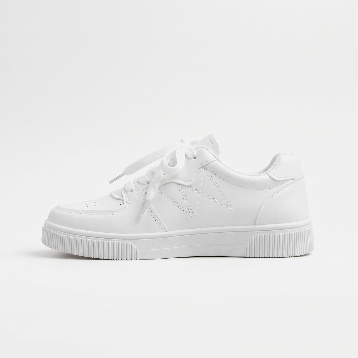 Blanc baskets légères femme à lacets profil latéral bout à gauche Chaussay