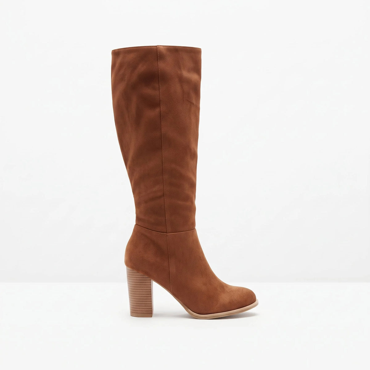 Marron botte femme seule en studio, vue de profil, tige haute, bout pointu, talon bloc épais et couture latérale