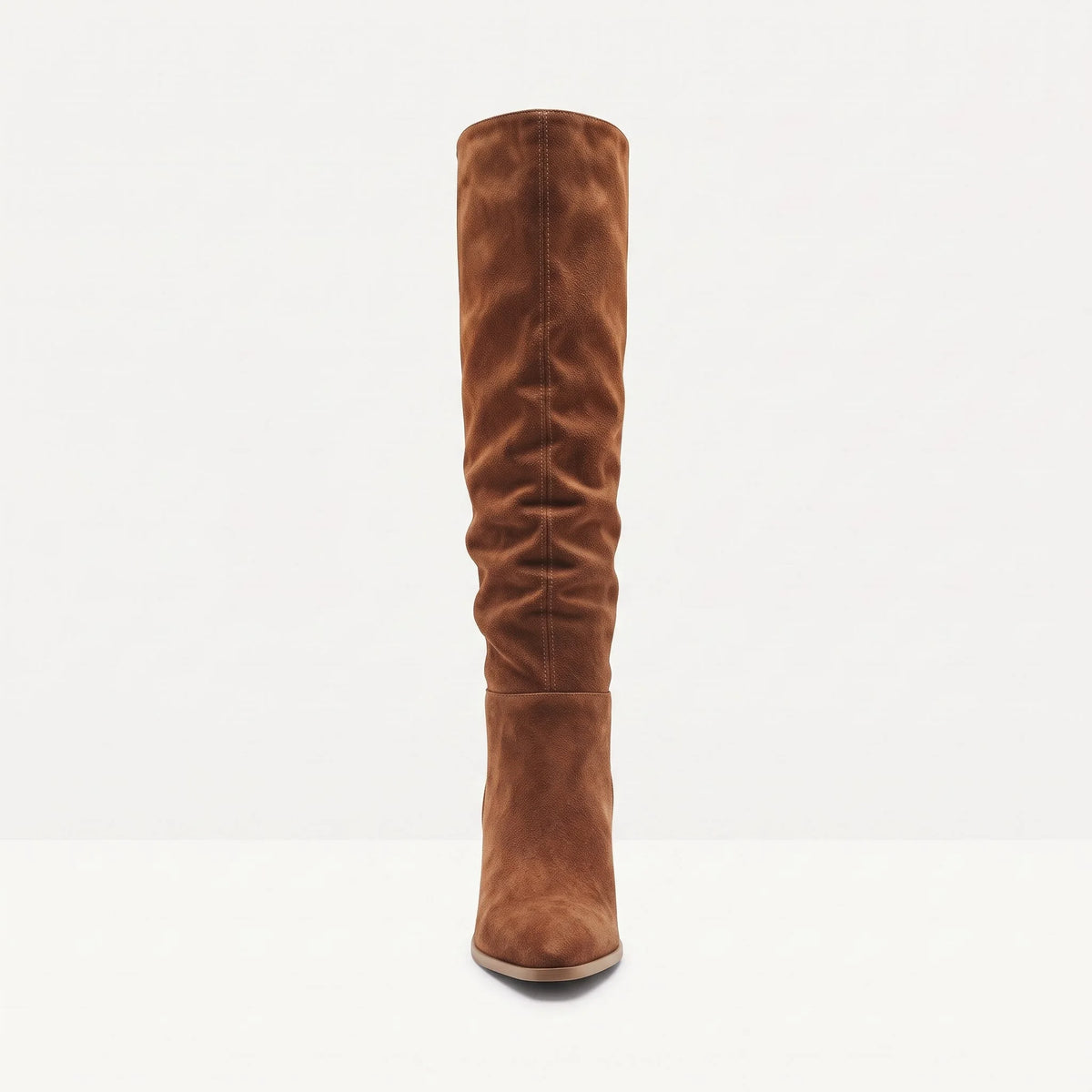 Marron botte femme seule en studio, vue de face, tige haute froncée avec couture centrale