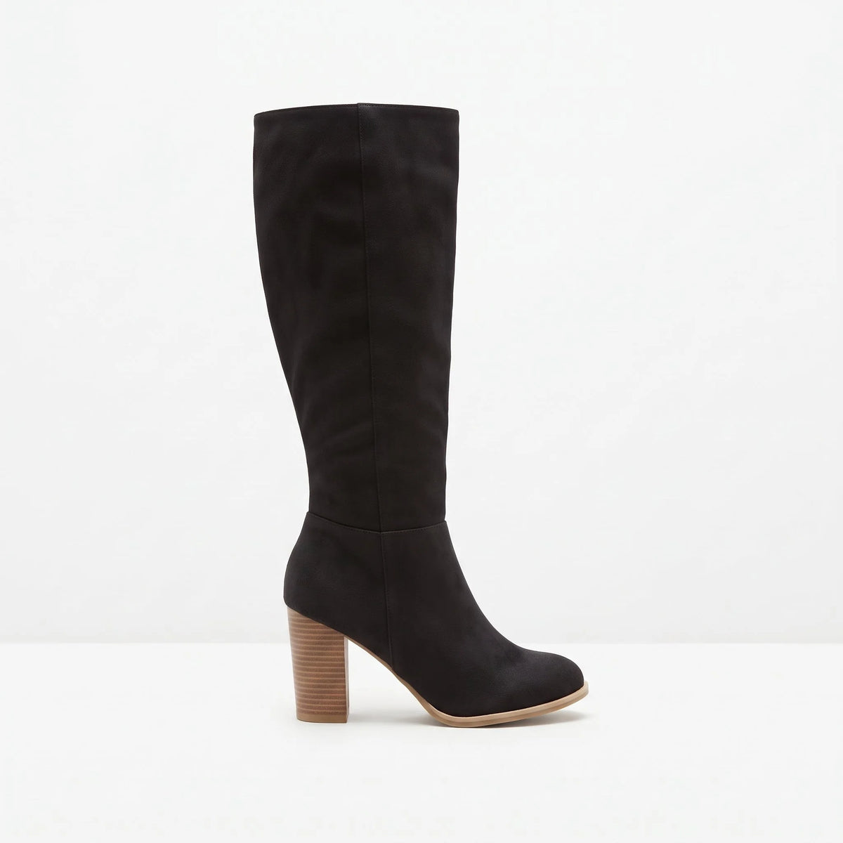 Noir botte femme seule en studio, vue de profil, tige haute, talon bloc épais et semelle fine