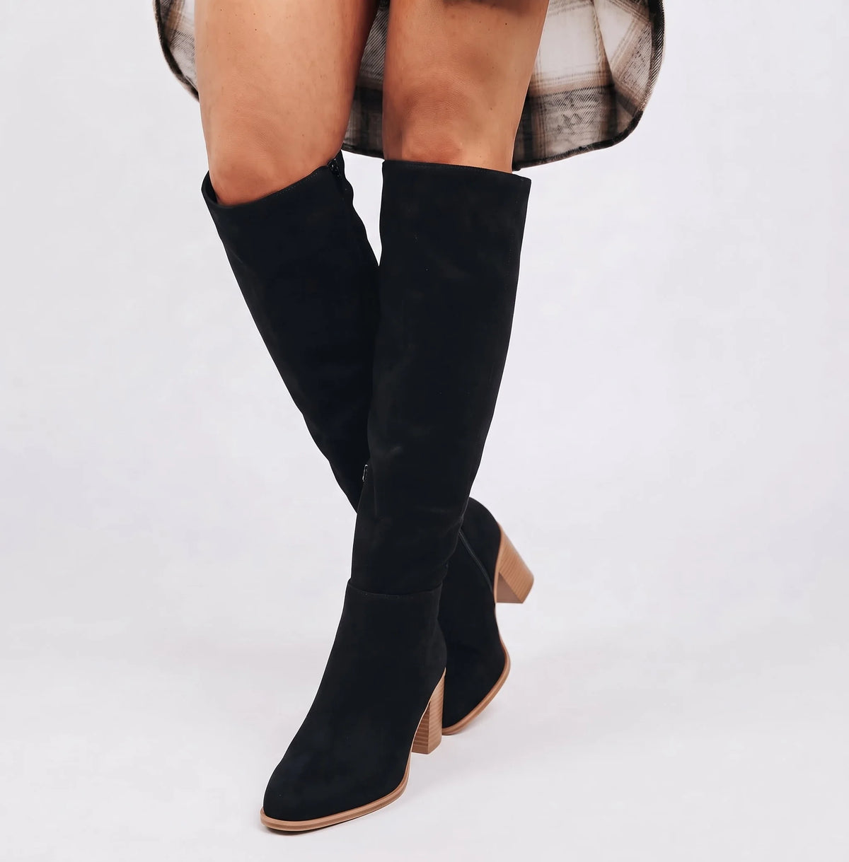 Noir bottes hautes portées avec une tenue, vue de face, tige montante, fermeture zip et talon bloc