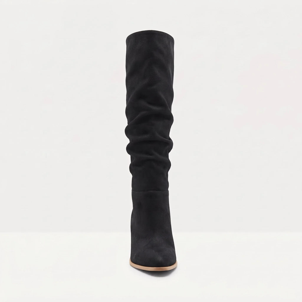 Noir botte femme seule en studio, vue de profil, tige haute avec effet drapé, talon épais