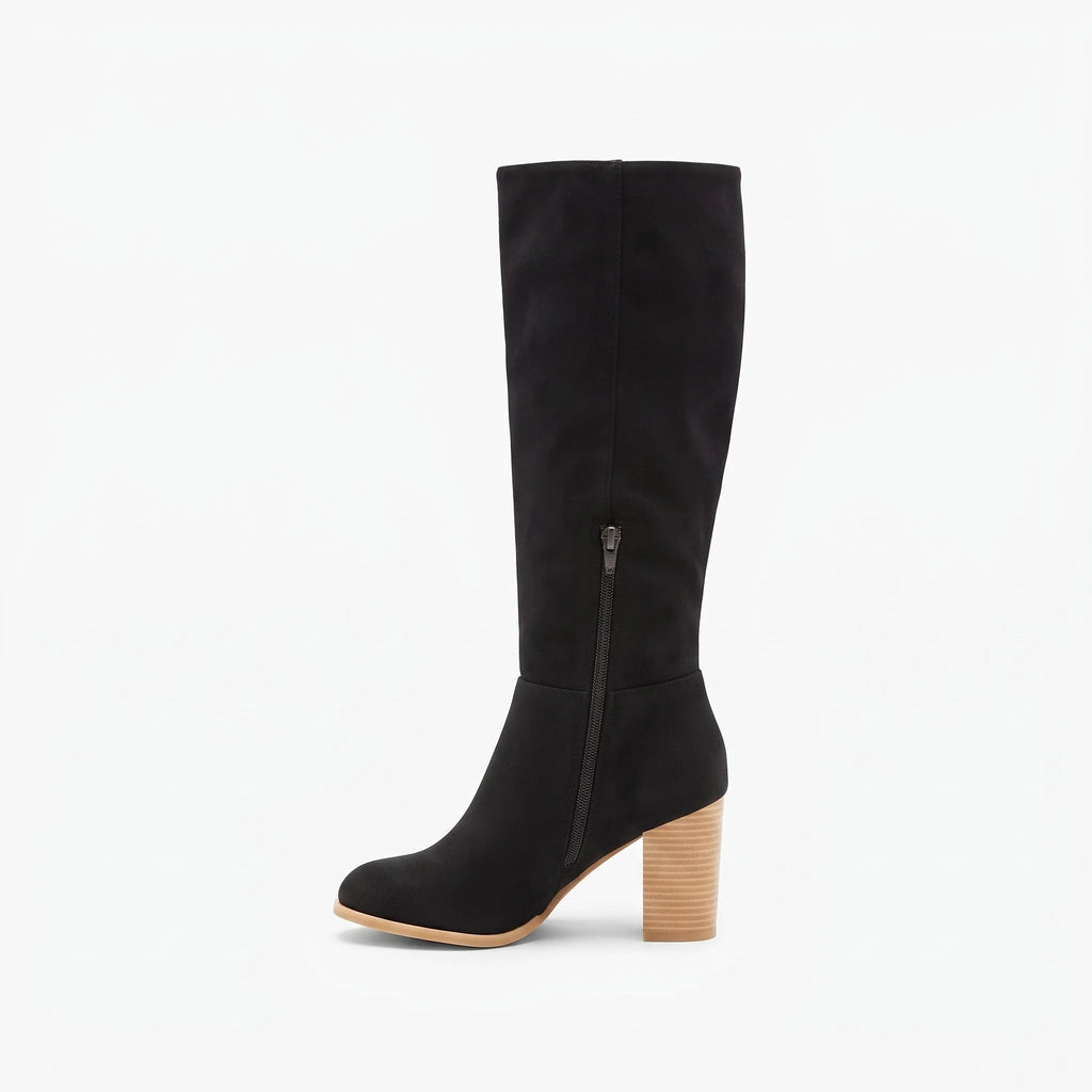 Noir botte femme seule en studio, vue de profil, tige haute avec fermeture zip, bout pointu et talon bloc