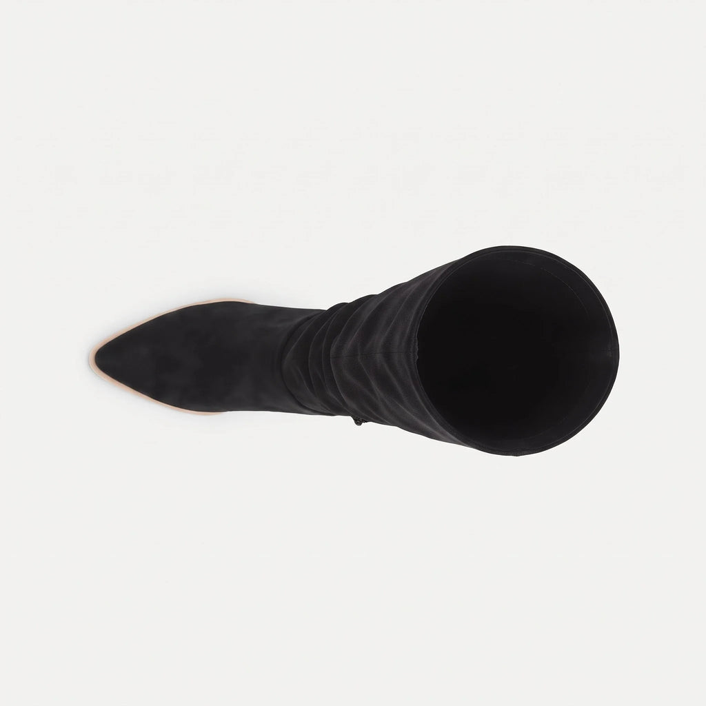 Noir botte femme seule en studio, vue de dessus, bout pointu et tige ouverte