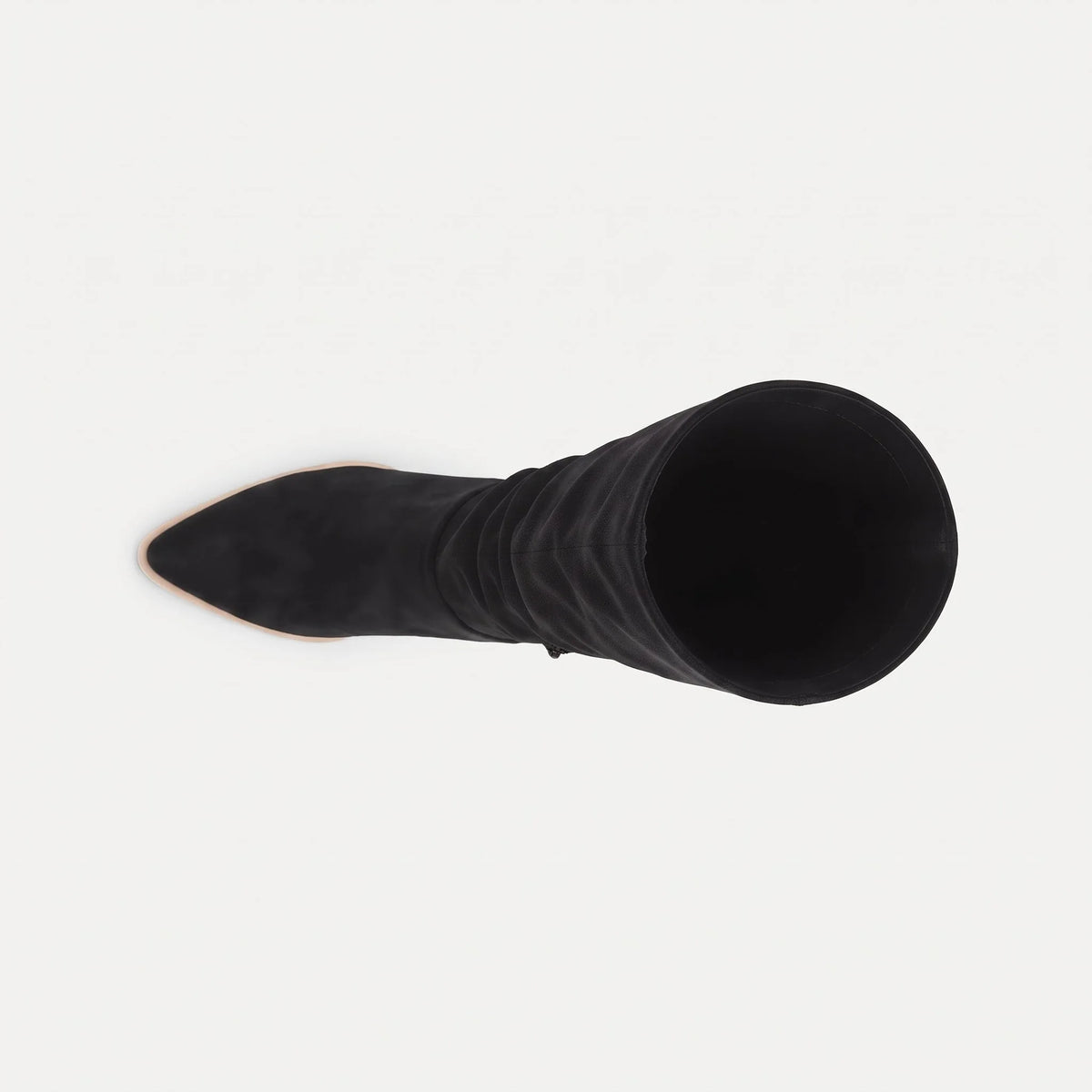 Noir botte femme seule en studio, vue de dessus, bout pointu et tige ouverte