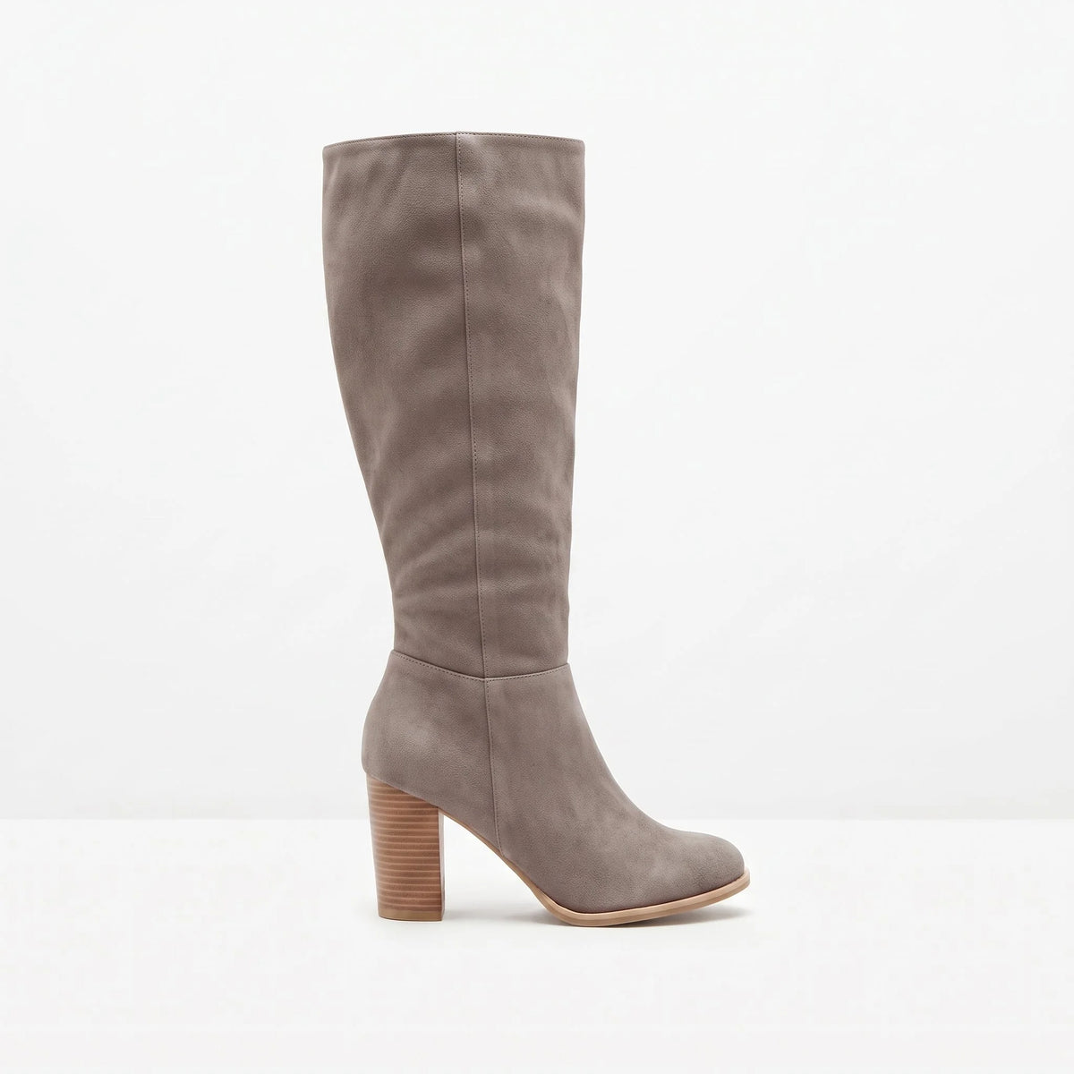 Taupe botte femme seule en studio, vue de profil, tige haute et talon haut épais