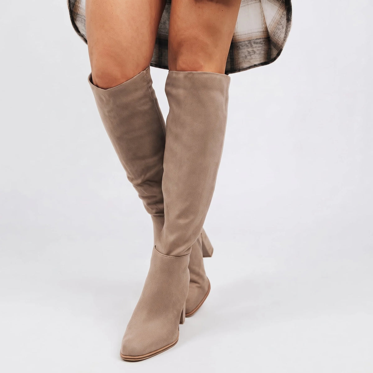 Taupe bottes hautes portées avec une tenue, vues de face et de profil, tige montante, talon bloc