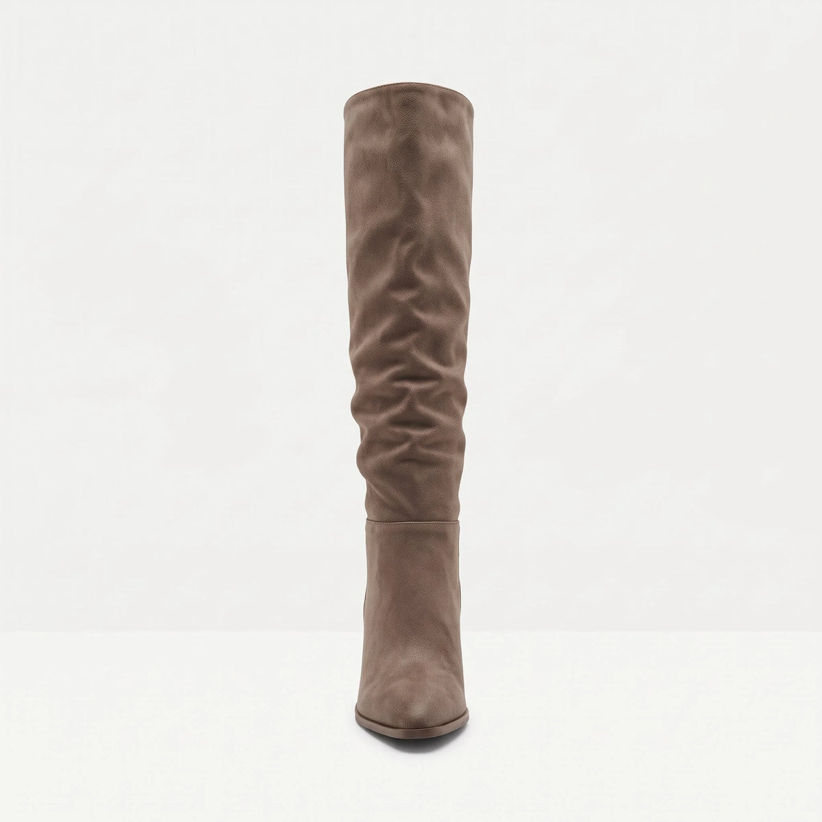 Taupe botte seule, vue de face, tige ample, couture à la cheville et talon haut