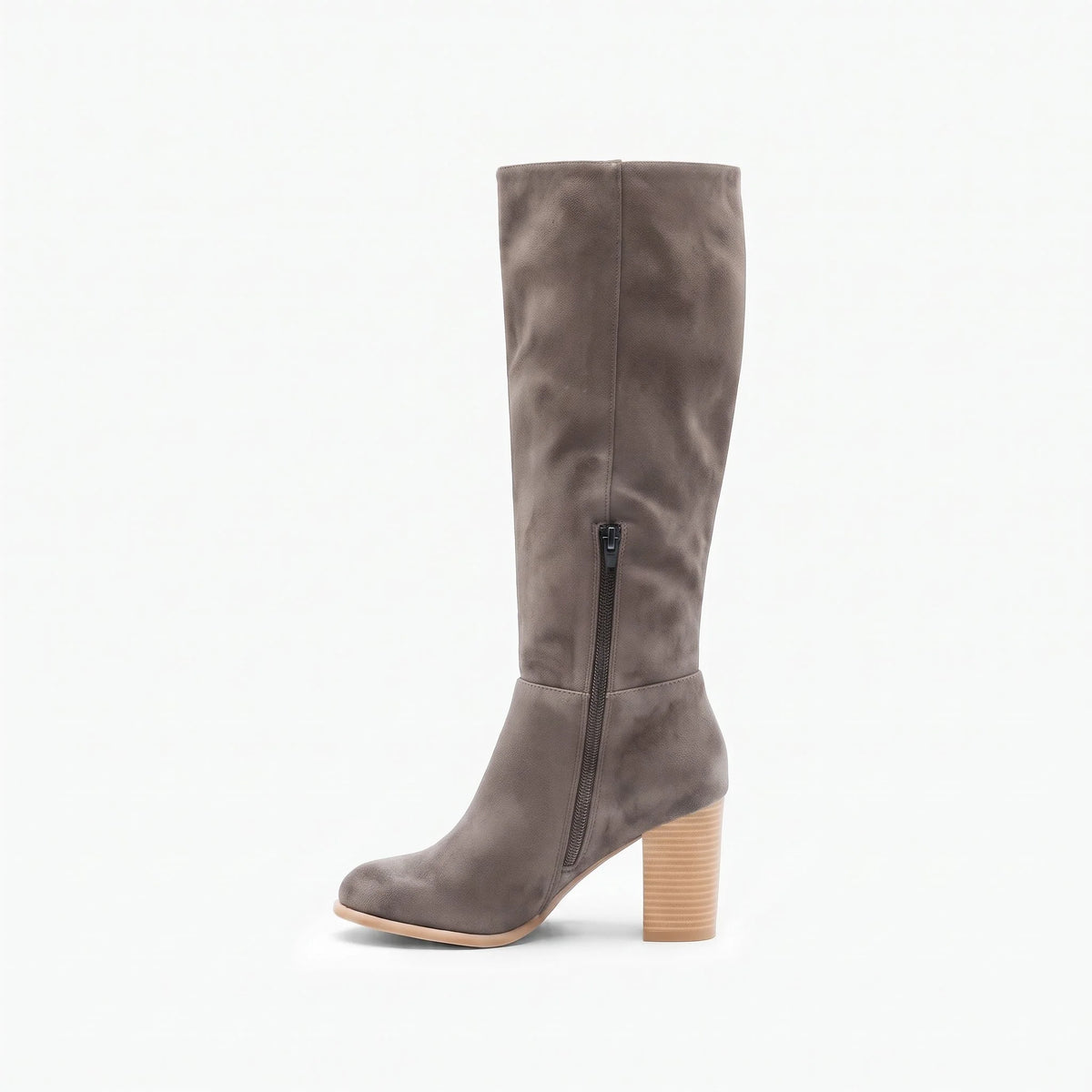 Taupe botte femme seule en studio, vue de profil, tige haute, fermeture éclair le long de la tige, talon bloc