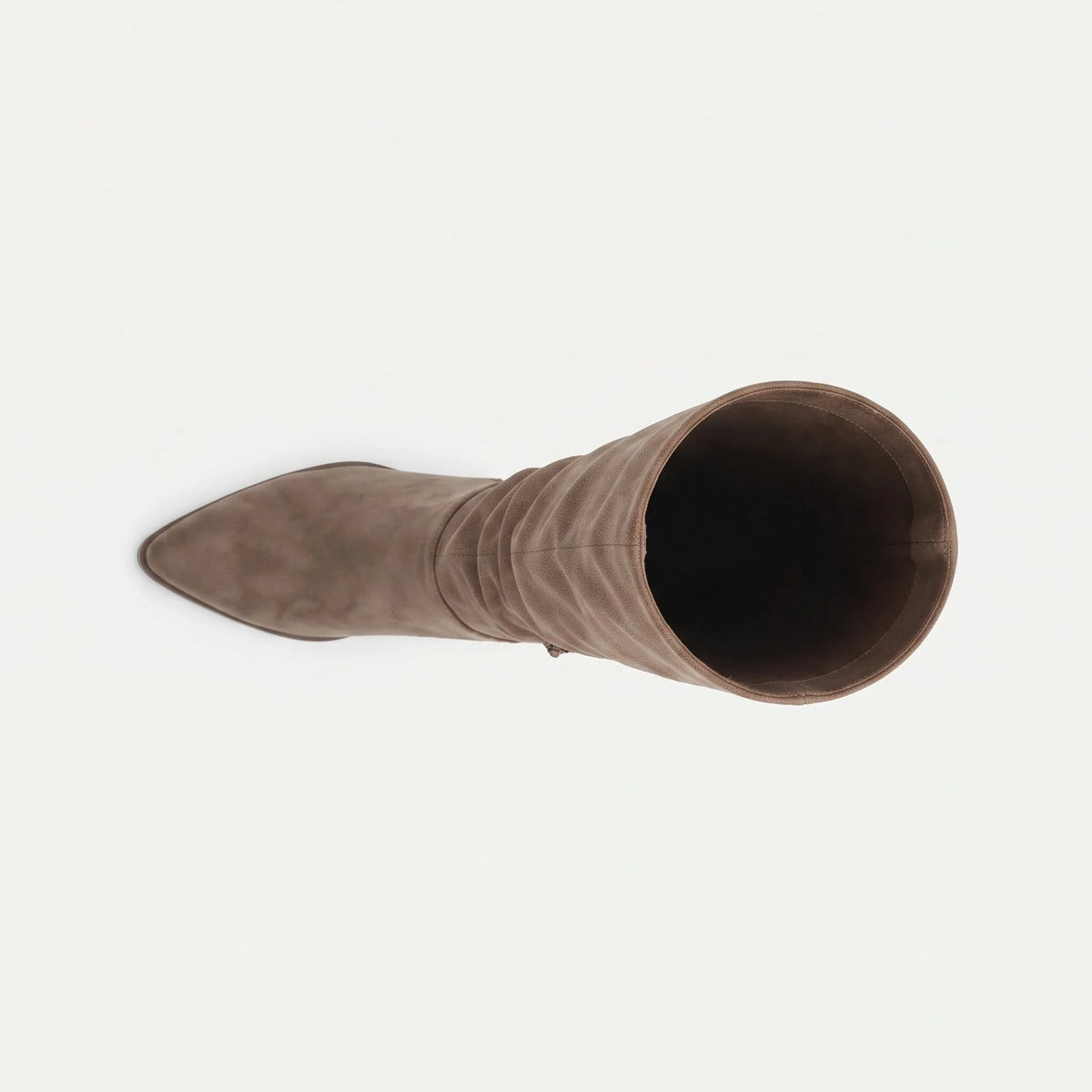 Taupe botte femme seule en studio, vue de dessus, bout pointu, tige souple, ouverture large et fermeture zip