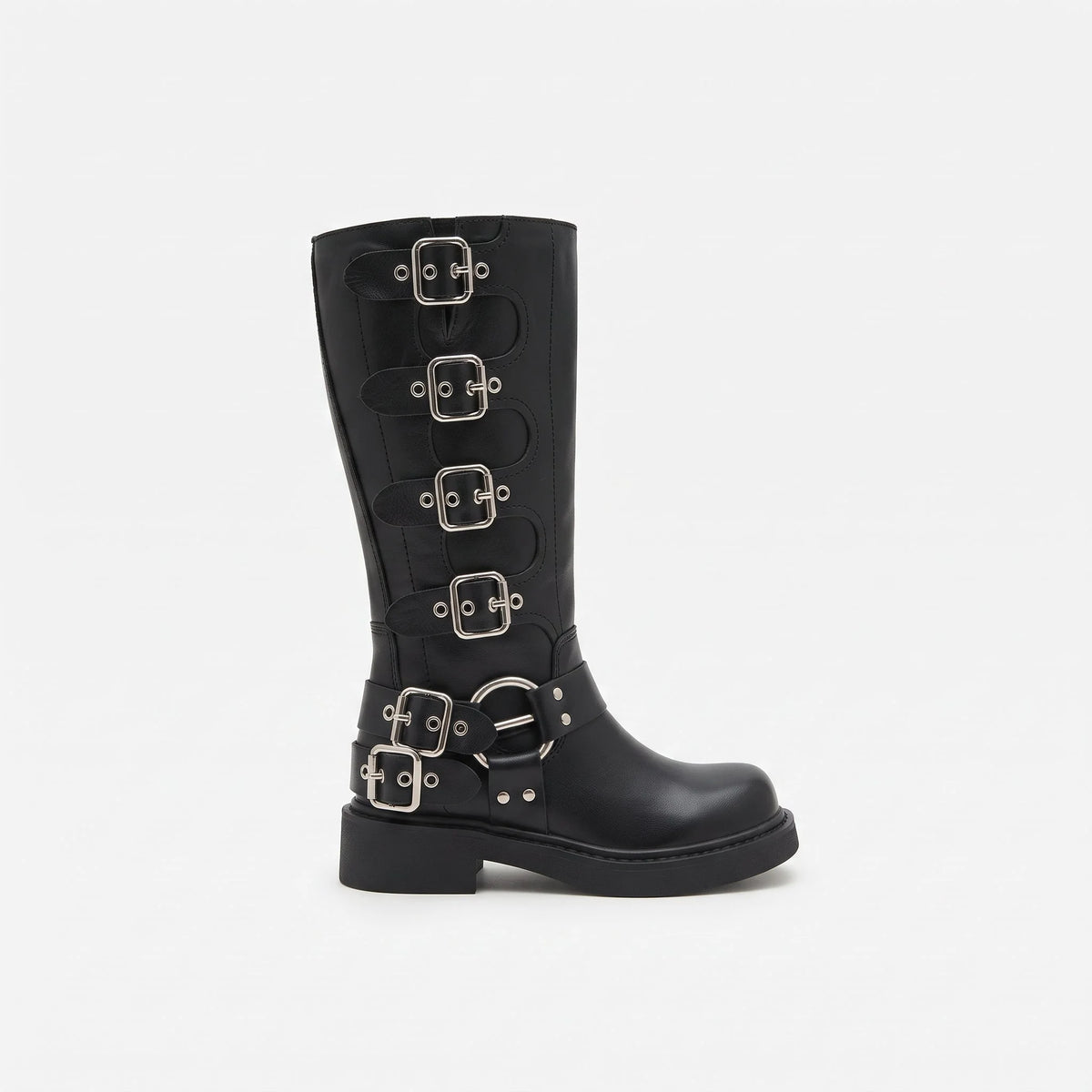 Noir botte femme seule en studio, vue de profil, cinq sangles à boucles carrées et harnais de cheville à anneau métallique