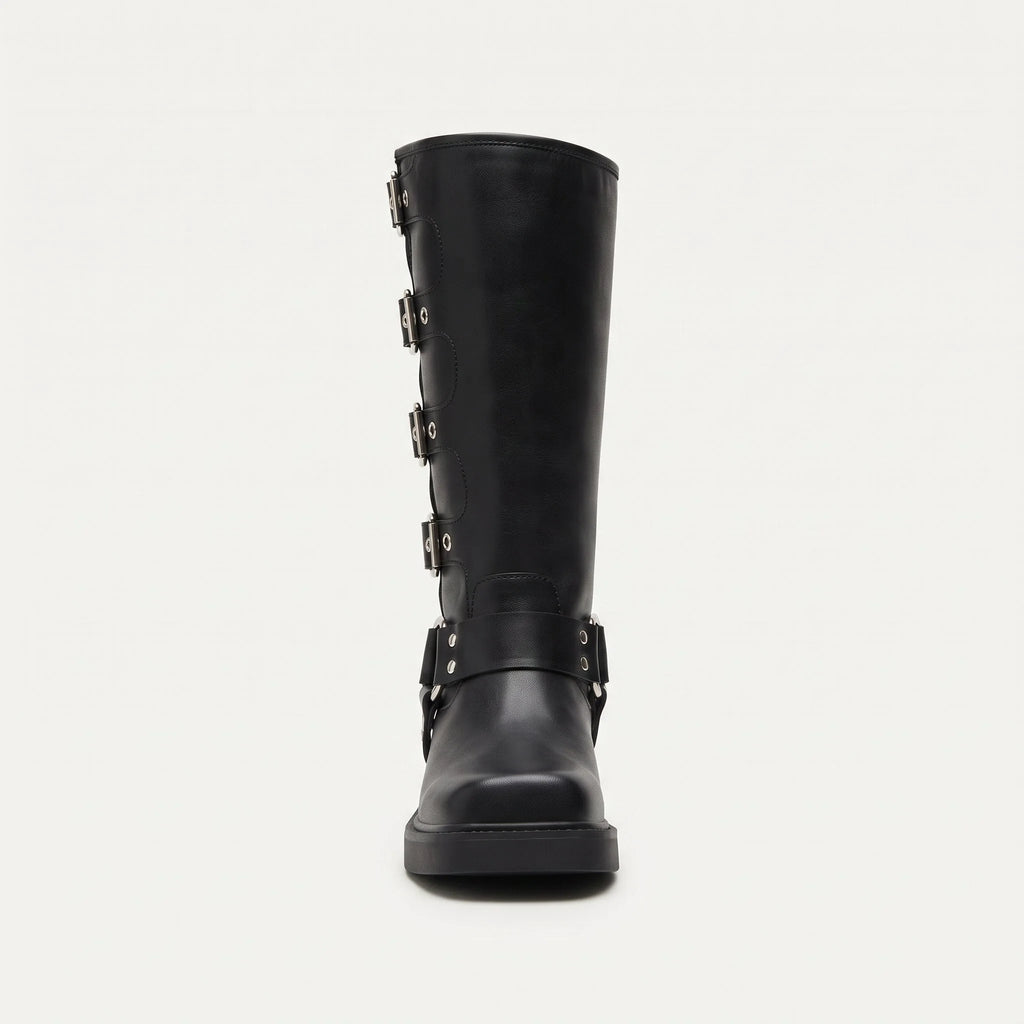 Noir botte femme seule en studio, vue de dos, sangles à boucles sur le côté et talon bloc carré bas