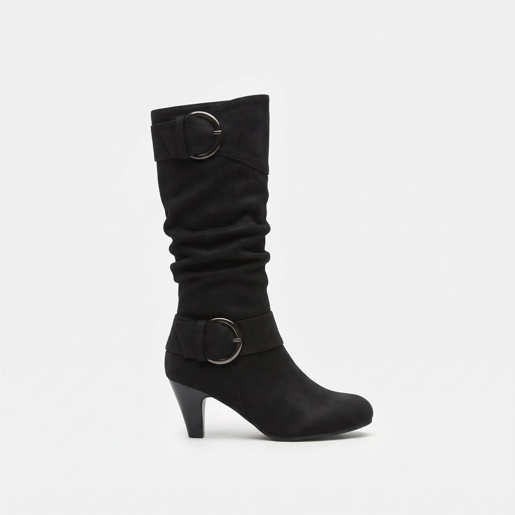 Noir botte femme seule en studio, vue de profil, tige haute froncée avec deux boucles à anneau métallique et talon fin