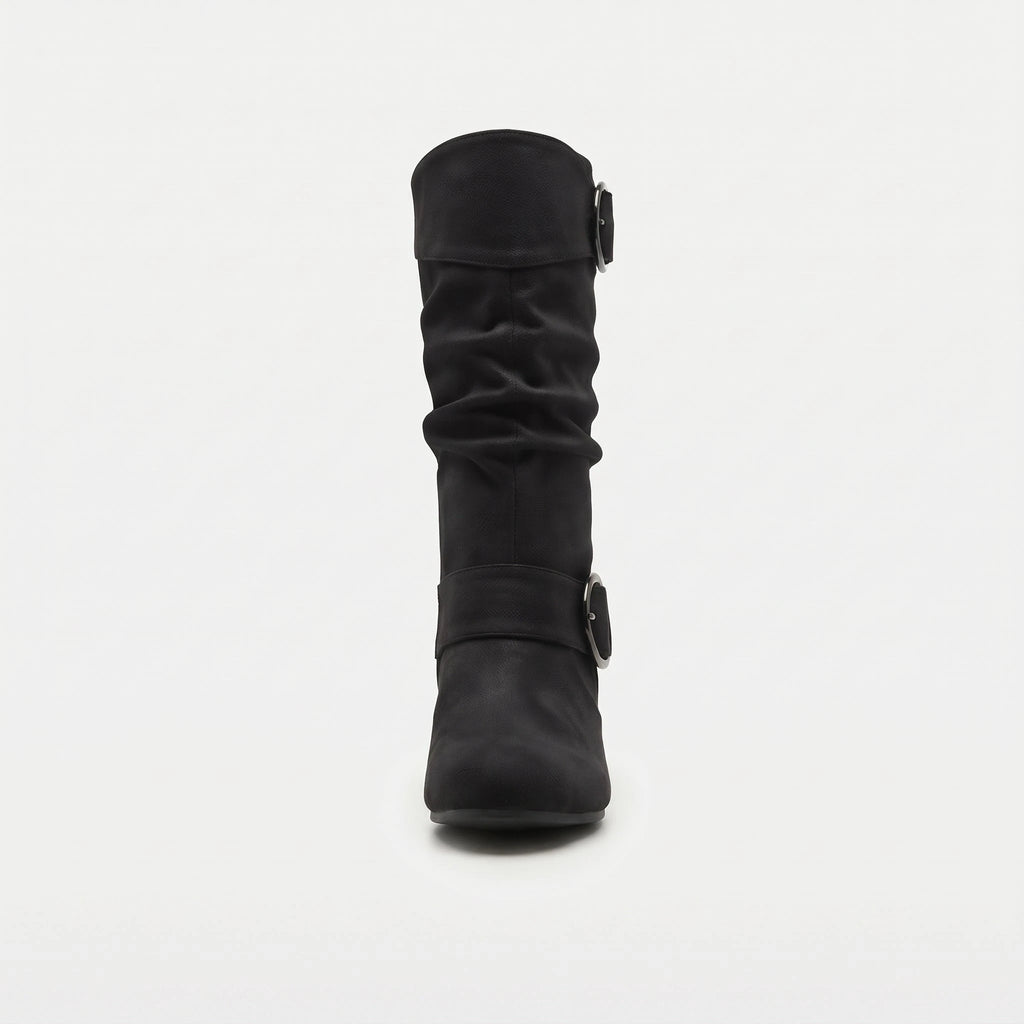 Noir botte femme seule en studio, vue de face, tige haute froncée, boucles à anneau métallique sur les côtés et bout pointu