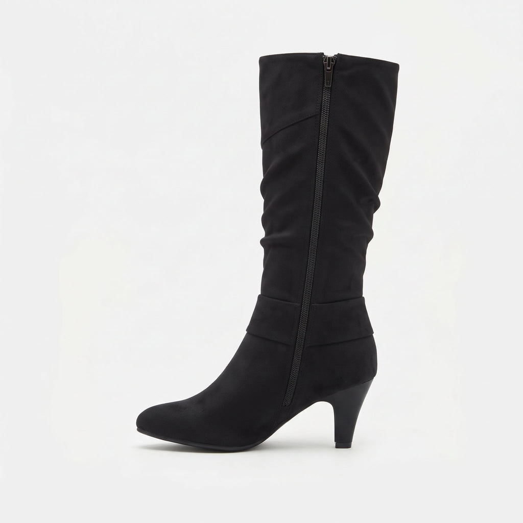 Noir botte femme seule en studio, vue de profil côté fermeture éclair, bout pointu et talon fin