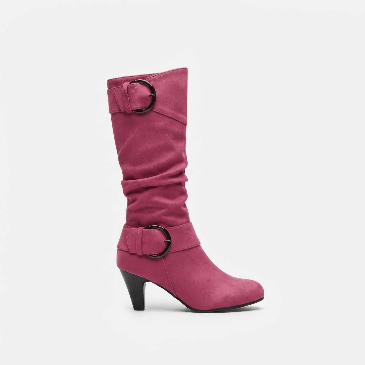Rose fuchsia botte femme seule en studio, vue de profil, tige haute froncée avec deux boucles à anneau métallique et talon fin
