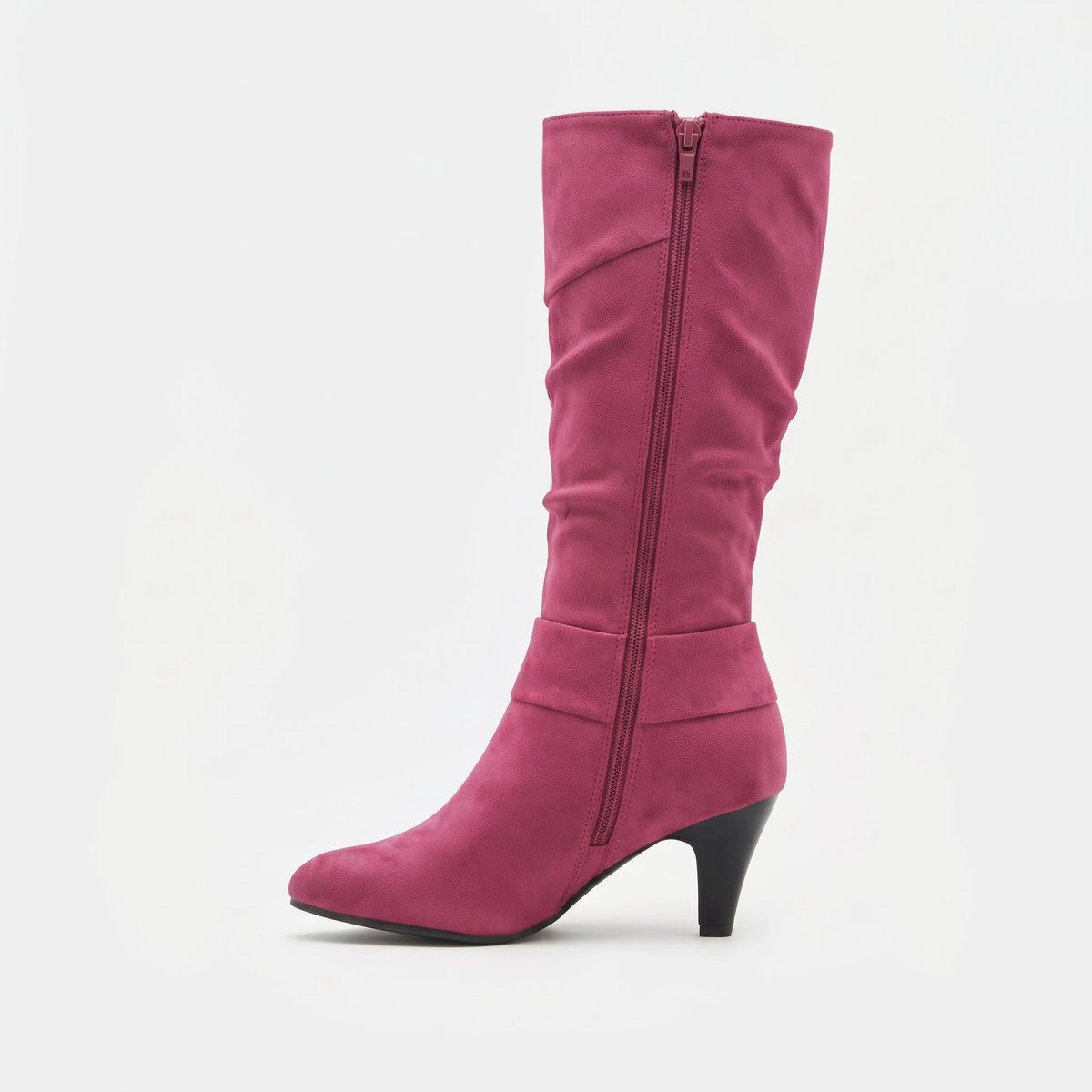 Rose fuchsia botte femme seule en studio, vue de profil côté fermeture éclair, bout pointu et talon fin