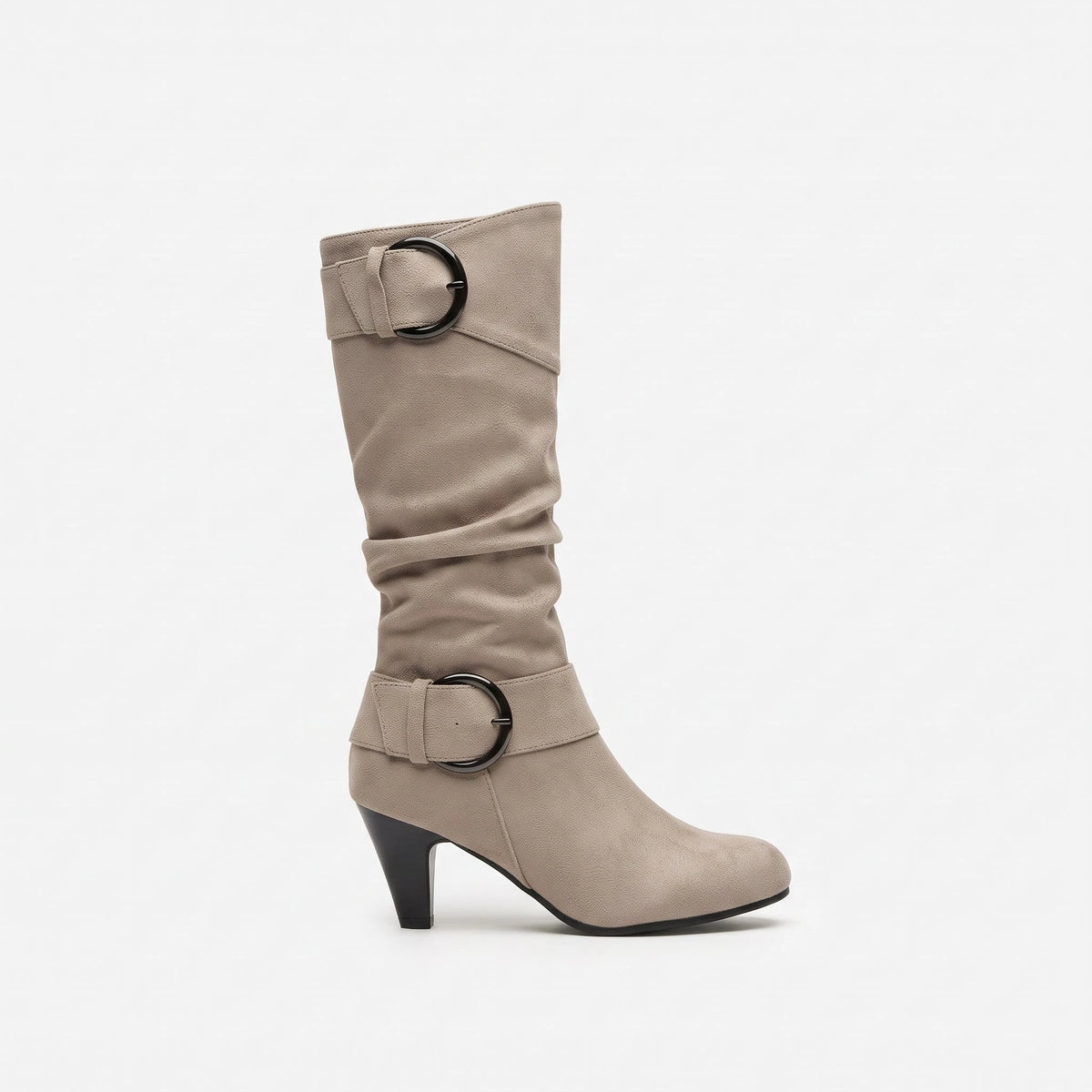 Taupe botte femme seule en studio, vue de profil, tige haute froncée avec deux boucles à anneau métallique et talon fin