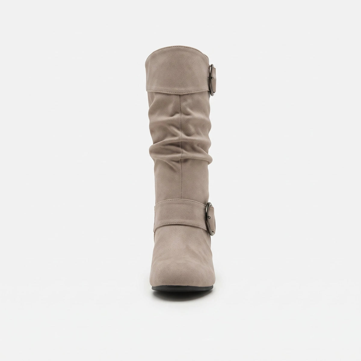 Taupe botte femme seule en studio, vue de face, tige haute froncée, boucles à anneau métallique sur les côtés et bout pointu