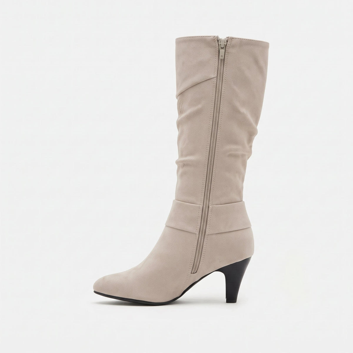 Taupe botte femme seule en studio, vue de profil côté fermeture éclair, bout pointu et talon fin