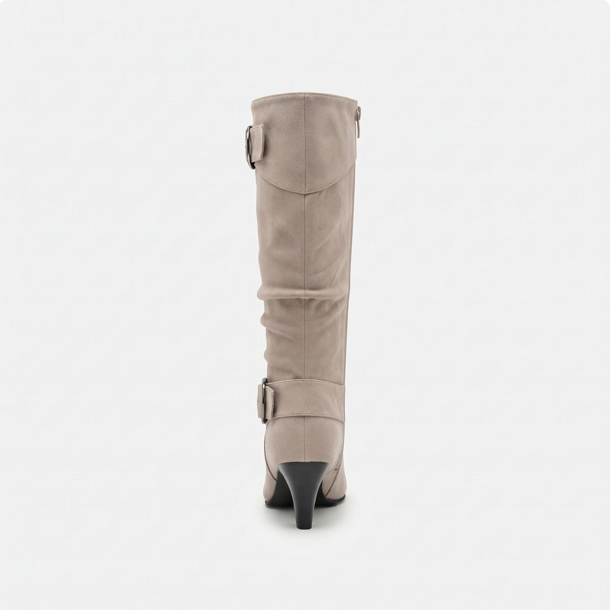 Taupe botte femme seule en studio, vue de dos, boucles à anneau métallique en haut de tige et à la cheville, talon fin